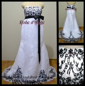 Robe de mariée blanche et noir.