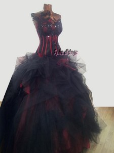 Robe de princesse noir et rouge