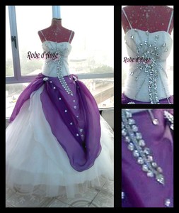 Robe de princesse blanche et violette