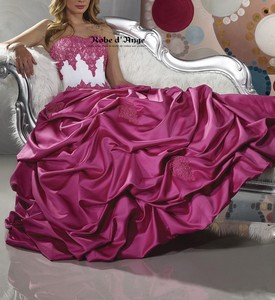 Robe de princesse blanche et fuchsia